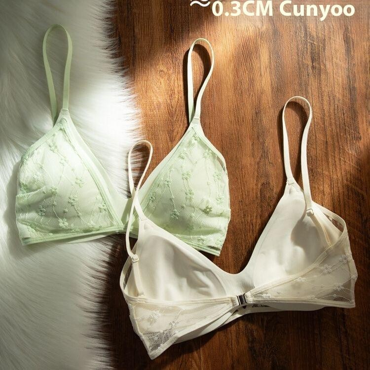 ชุดชั้นในสตรี ขนาด 32-38 ทำจากลูกไม้บางที่สวยงาม เหมาะสำหรับคนหน้าอกเล็ก มีการออกแบบเพื่อความกระชับและความสบาย