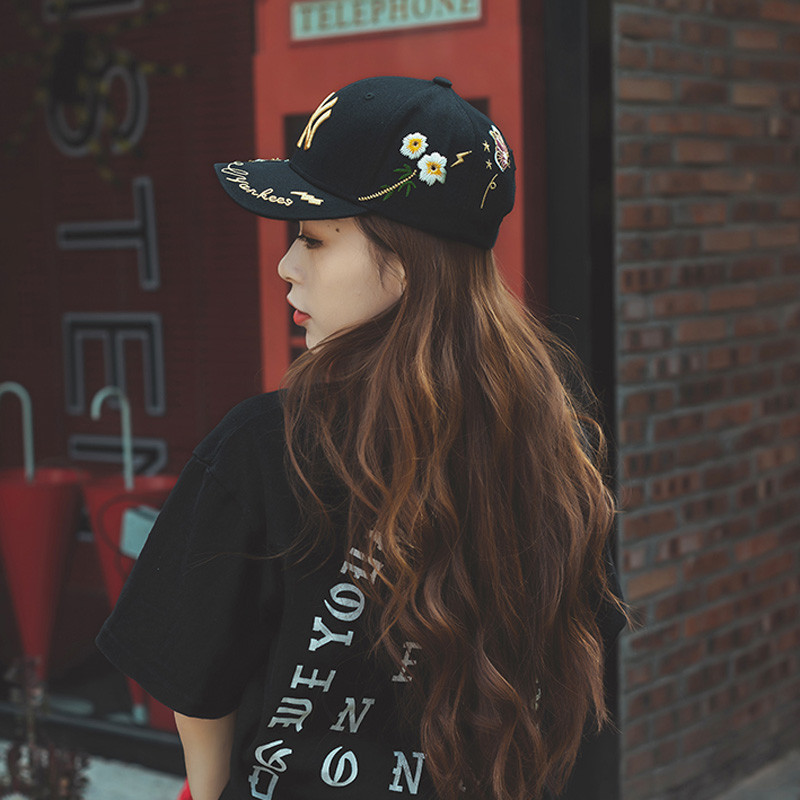 หมวกเบสบอลเกาหลี Rose NY Yankees สำหรับทั้งผู้ชายและผู้หญิง จาก MBL Little Bee ปีกโลหะ