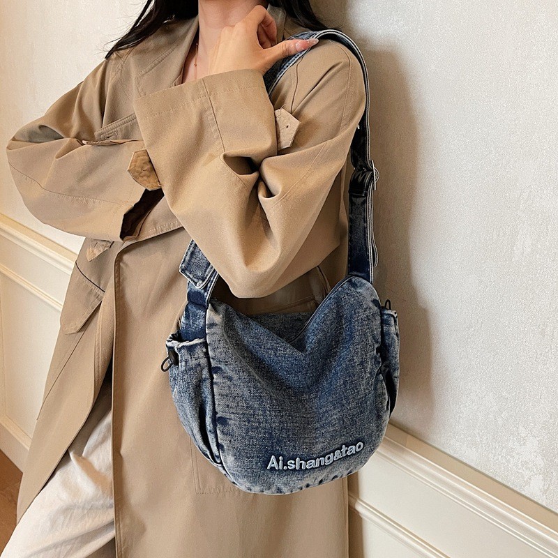 kappa bkk กระเป๋าปัก กระเป๋าสะพายไหล่ผ้ายีนส์ฟอกสไตล์ขี้เกียจปัก LOGO กระเป๋าสะพายข้างแฟชั่นแมทช์ลุค