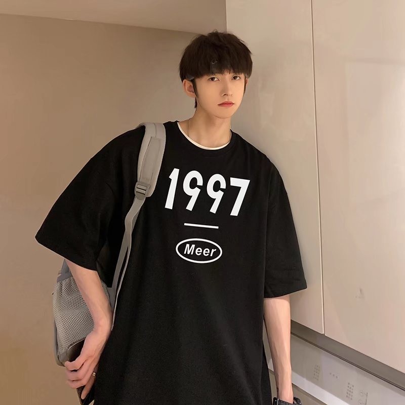 เสื้อยืดสไตล์ลําลองสําหรับผู้ชายแขนสั้นคอกลมผ้าฝ้าย 100% ลายข้อความย้อนยุคเรียบง่าย "1997" & "Meer"