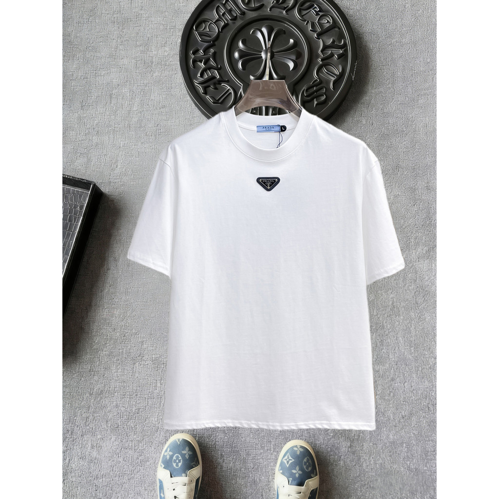 Prada/Prada 2026 คลาสสิกรอบคอแขนสั้นเสื้อยืดผู้ชายผู้หญิงสไตล์ฤดูใบไม้ผลิแฟชั่นตัวอักษรกีฬาสไตล์ฤดูใ