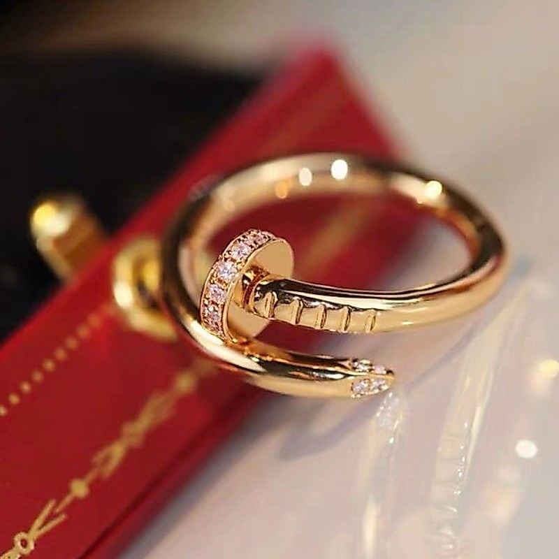 แหวนเรียบหรู สแตนเลส 18K Gold เพศกลาง ประดับเพชรสไตล์คลาสสิก