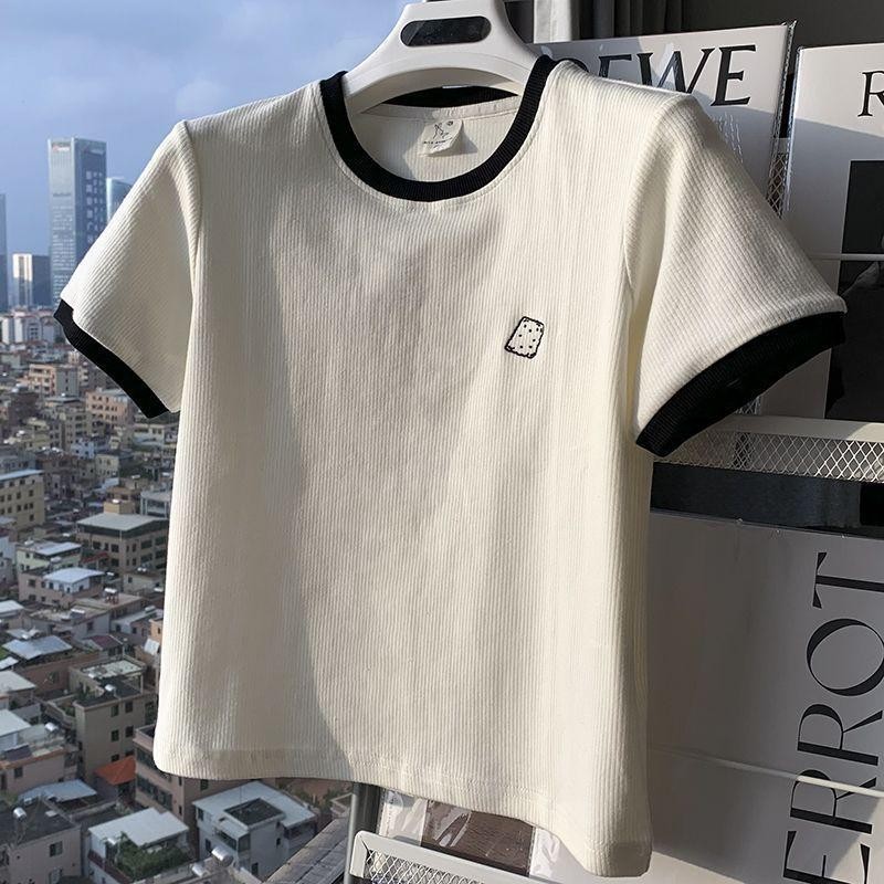 เสื้อยืดไหล่ขวา บล็อคสี ปักคุกกี้เล็ก เสื้อยืดแขนสั้นสำหรับผู้หญิง ทรงหลวม เหมาะสำหรับนักเรียน