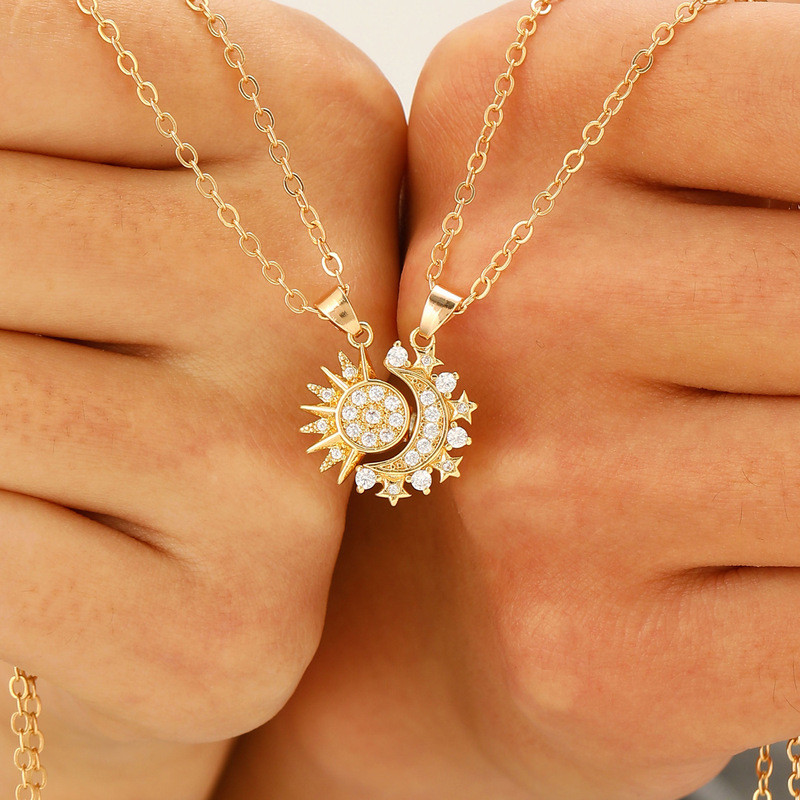 XI‘s Jewelry ยุโรปอเมริกัน ins สไตล์ใหม่ Moon Sun สร้อยคอคู่แม่เหล็ก Sun Moon Clavicle Chain ผู้ชายผู้หญิงของขวัญวันวาเลนไทน์