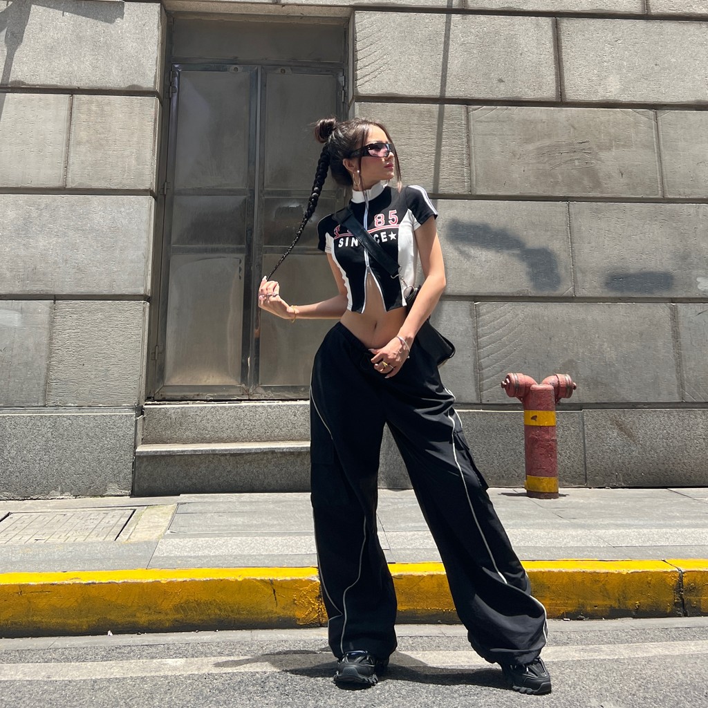 KKSHOP กางเกงเอวต่ำสไตล์เรโทรสำหรับผู้หญิง ทำจากไนลอน สไตล์คูล พิมพ์ลายและมีกระโปรงพับพร้อมกระเป๋า