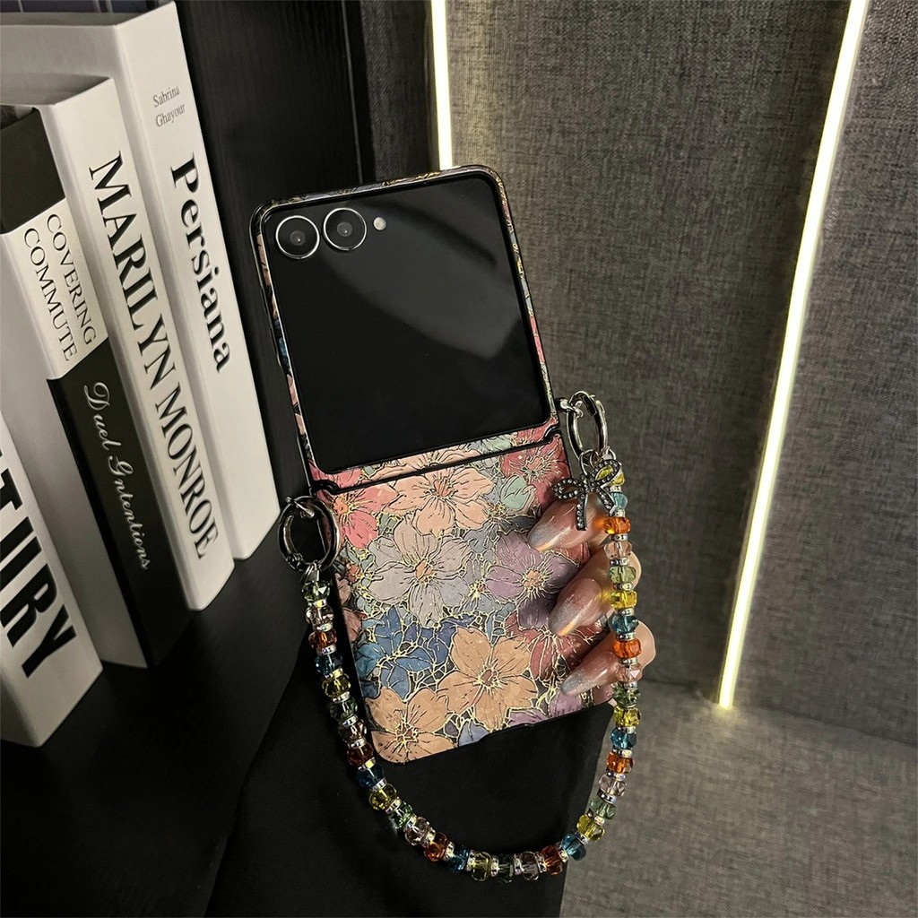 คลาสสิกดอกไม้สดรูปแบบเคสโทรศัพท์พร้อมโบว์สร้อยข้อมือสีสันสดใสสําหรับ Samsung Galaxy Z Flip7 Zflip6 Z Flip5 ฝาหลัง