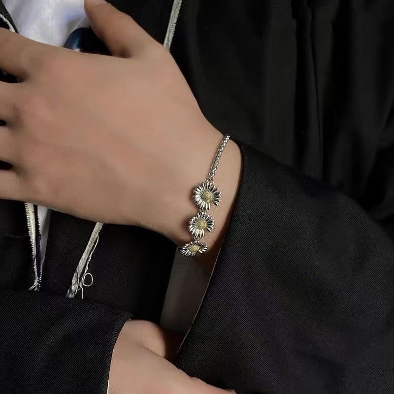 สร้อยข้อมือลายดอกเดซี่สำหรับผู้ชายและผู้หญิง สไตล์Minimal street เครื่องประดับมือคู่อินเทรนด์ - รูปที่ 2