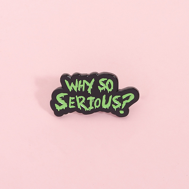 เข็มกลัดโลหะ Batman The Dark Knight ลายเซ็นของโจ๊กเกอร์ Why So Serious สำหรับกระเป๋าเป้และอุปกรณ์เสริม