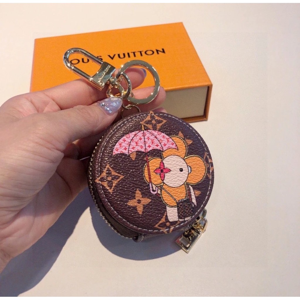 LV Takashi Murakami Co-Branded Pandaman ชุดหูฟังบลูทูธพร้อมพวงกุญแจเครื่องประดับสุภาพสตรีสไตล์ใหม่ R