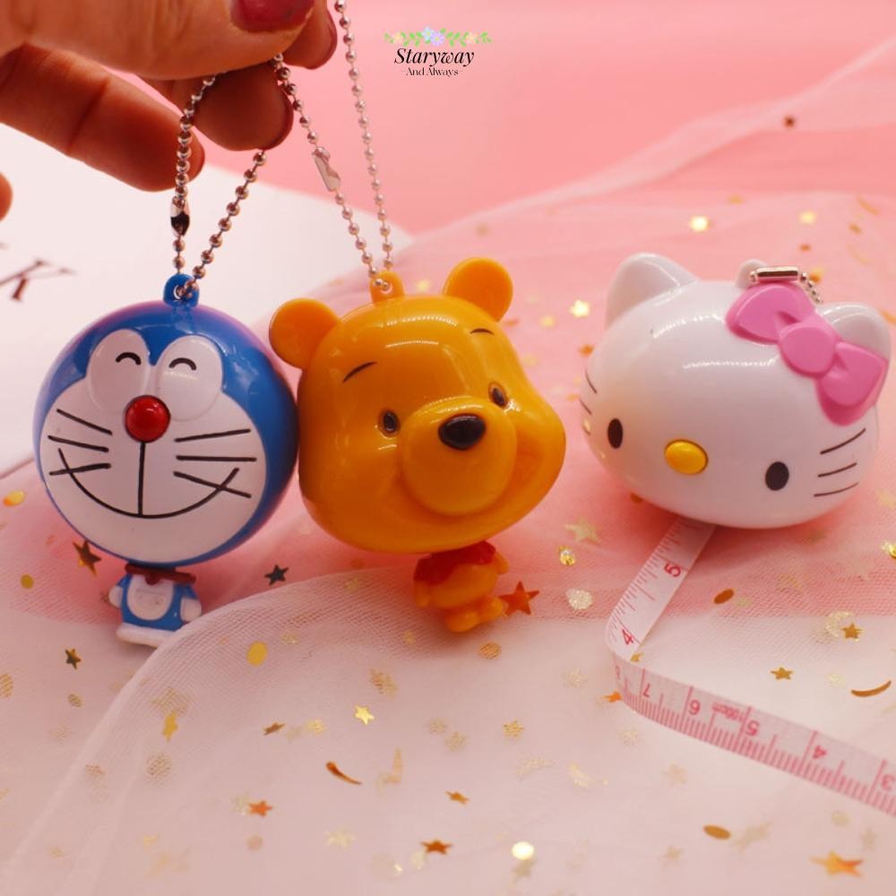 SANRIO พวงกุญแจ STARYSWAY,โดราเอมอนSanrio Hello Kittyเทปวัดแบบพับเก็บได้,กระเป๋าแขวนตกแต่งการ์ตูนวินนี่เดอะพูห์น่ารักตุ๊กตากระเป๋าจี้หญิง