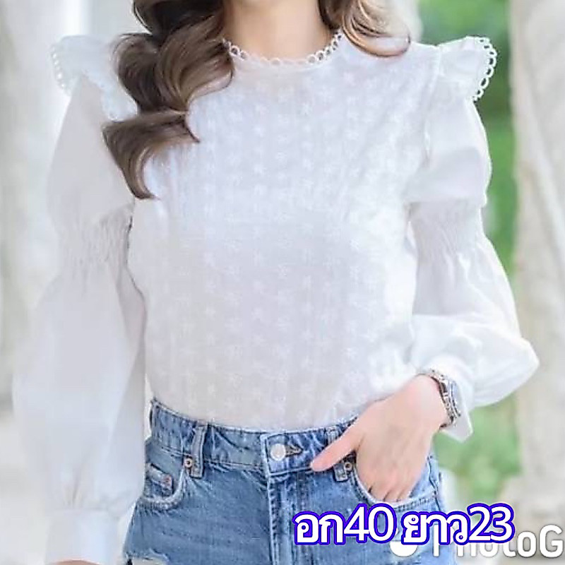 เสื้อขาวผ้าทีซีแต่งฉลุลายดอกข้างหน้าตรงหัวแขนมีระบายสวยงามมาก