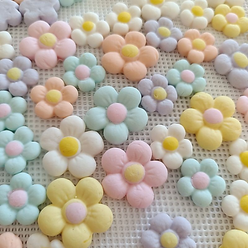 น้ำตาลกัมเพส ดอกไม้นูนคละสีคละไซส์ 1 กระปุก 13 ชิ้น