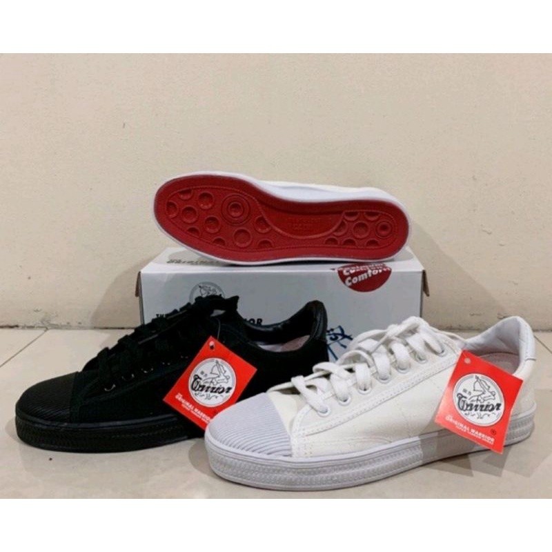 SG SHOES Warrior 4UK(37)-9.5UK(44) / รองเท้า/ Kasut Sekolah ตะกร้อ