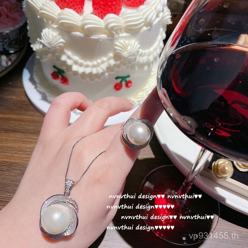 ชุดเครื่องประดับ Ying Designer ทำจากทองคำขาว 18K และอัญมณี ประกอบด้วยแหวน สร้อยคอมะนาว และต่างหูสไวน