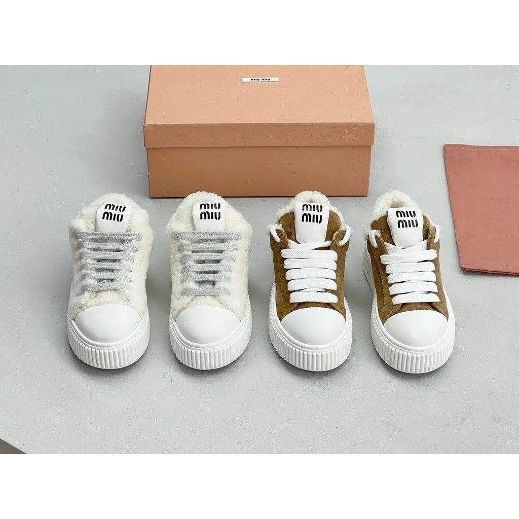 [เวอร์ชั่นท็อป] MiuMi MiuMi รองเท้าผู้หญิงบิสกิตรองเท้าบวกกํามะหยี่หิมะกีฬาลําลองรองเท้าสีขาว 2023 เ