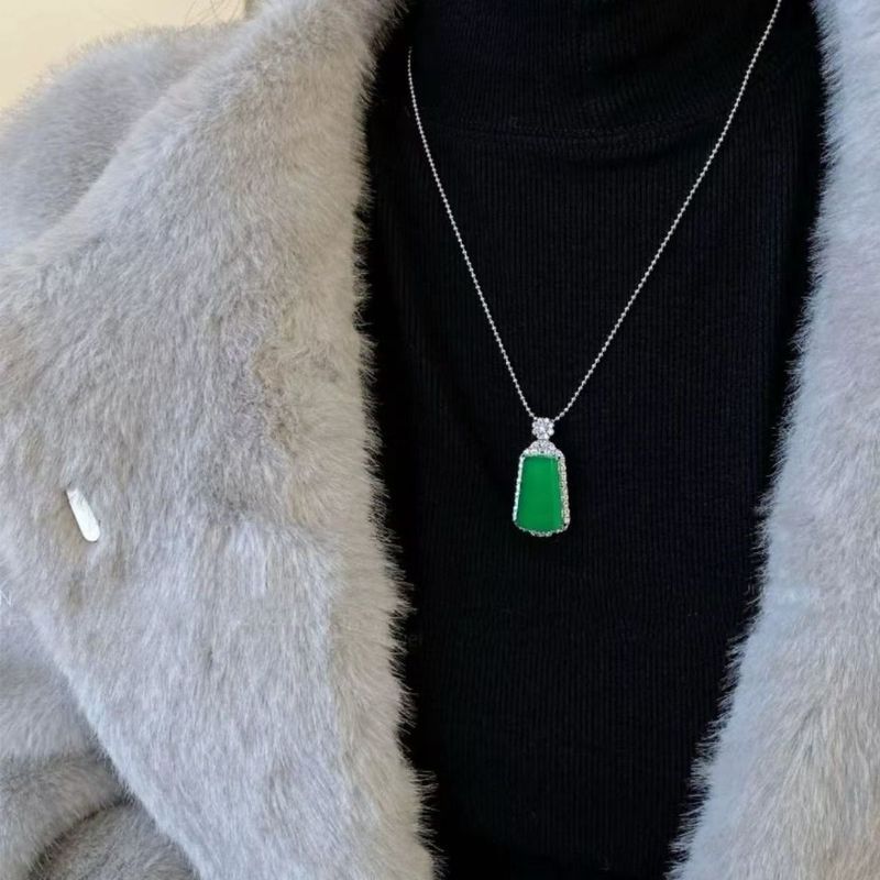 IiS925 ธรรมชาติ Chalcedony Yang สีเขียวไม่มี Matter ยี่ห้อฝังปลอดภัยไม่มี Matter จี้จักรพรรดิสร้อยคอ