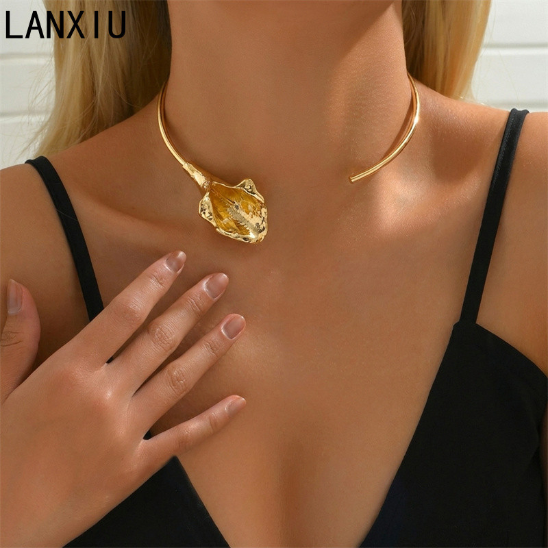 LANXIU บทคัดย่อ Sculpt ดอกไม้ Gold Torque สร้อยคอหยาบ Hammered Texture ขนาดใหญ่ดอกไม้ Decor Lux Even