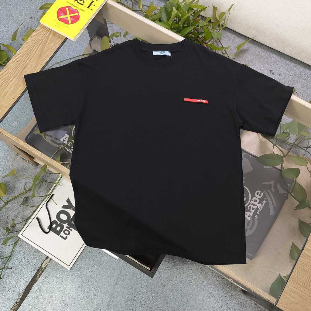 Prada/Prada 2026 Early Spring เสื้อยืดแขนสั้นสไตล์ใหม่ผู้ชายสไตล์ผู้หญิงคู่สไตล์เคาน์เตอร์ Synchrono