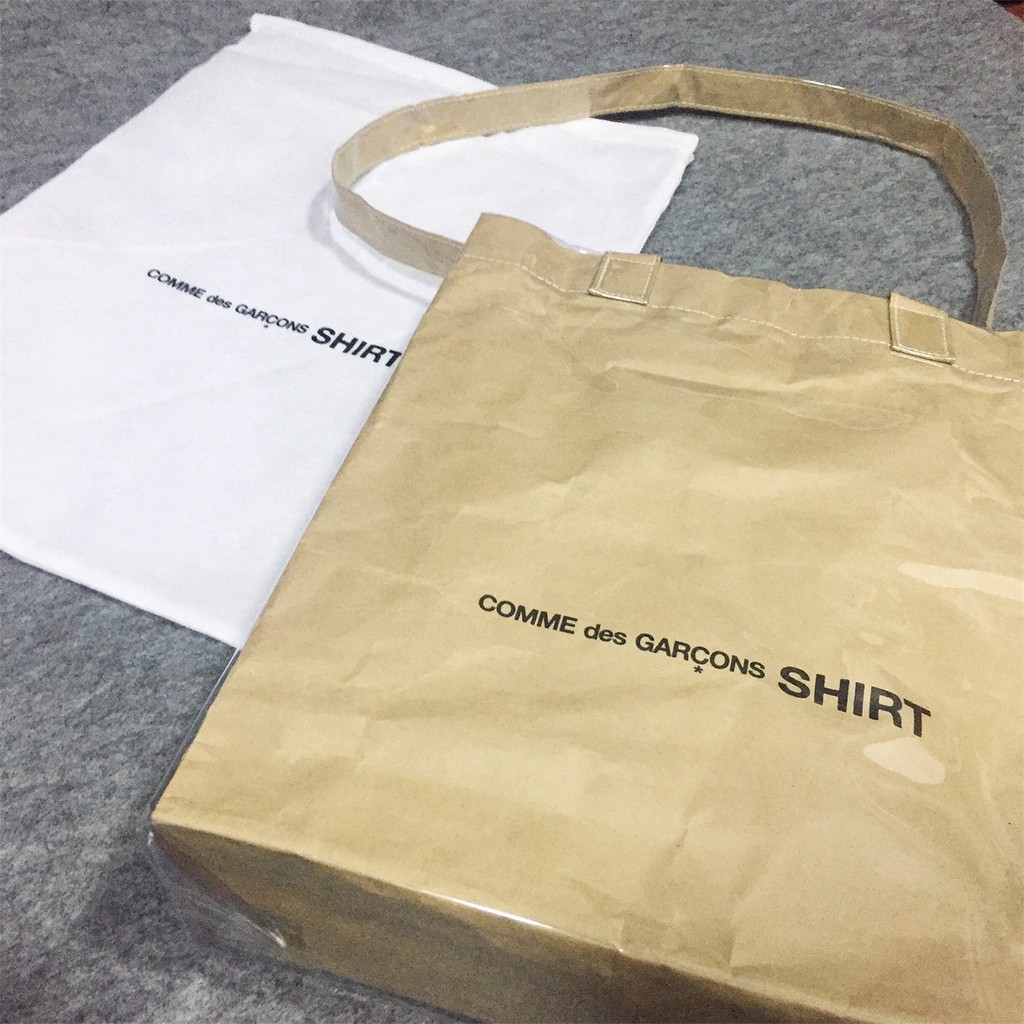 กระเป๋าสะพาย CDG Shirt Bag สไตล์มีเซเจอร์ จากวัสดุ TPU PVC และกระดาษ Dupont