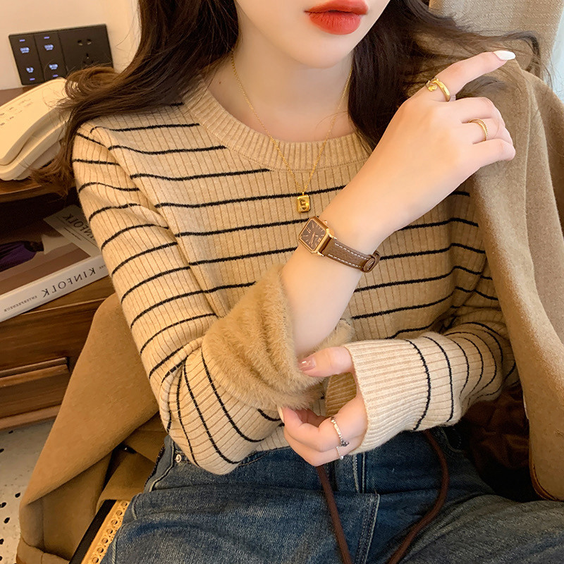 เสื้อสเวตเตอร์คอกลมสำหรับผู้หญิง วัสดุซับขนแกะหนา ลายทางสีกากี