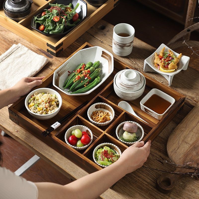 สไตล์ญี่ปุ่น One-Person ชุดอาหาร Confinement Club B & B บนโต๊ะอาหารพร้อมถาดช่องจานอาหารค่ําแผ่นตะเกี
