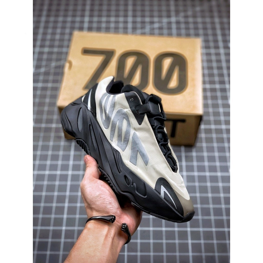Yeezy Boost 700 mnvn