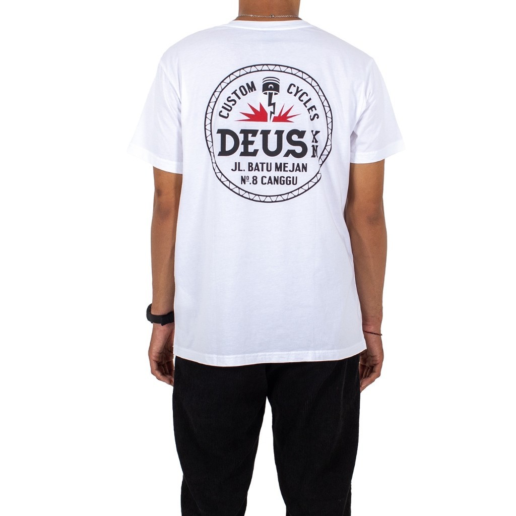 เสื้อยืดแขนสั้นแบบยูนิเซ็กซ์ แบรนด์ DEUS คอวี พิมพ์โลโก้กลางอก ระบายอากาศได้ดี