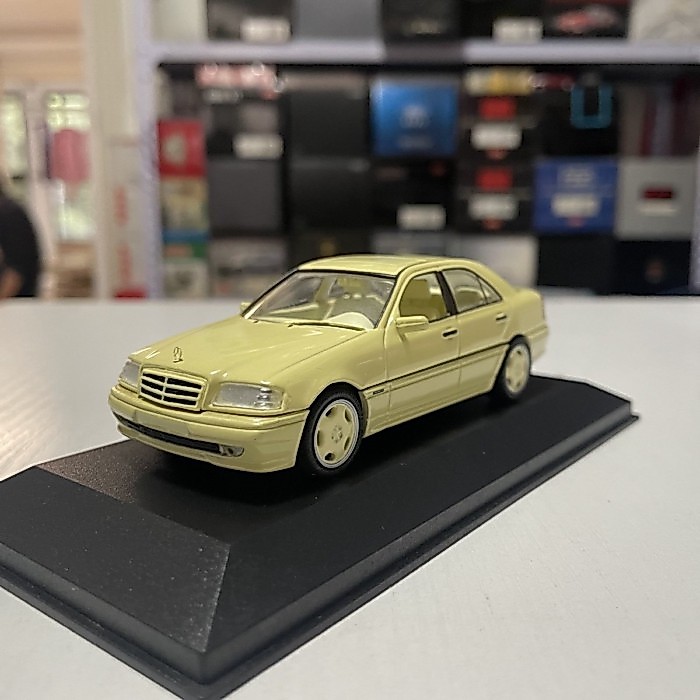 1: 43 Mini Cut Benz Benz C-Class Car C36 AMG W202 ซีดานรถรุ่นสีเหลือง