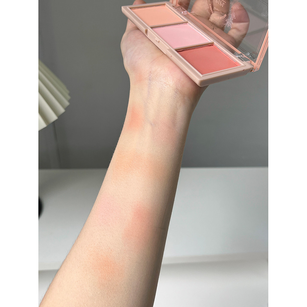 บลัชออน บลัช บลัชออน 4u2 บลัชออนขายดีสามสีติดทนนานสไตล์เบ็ดเตล็ดญี่ปุ่นกันน้ํา