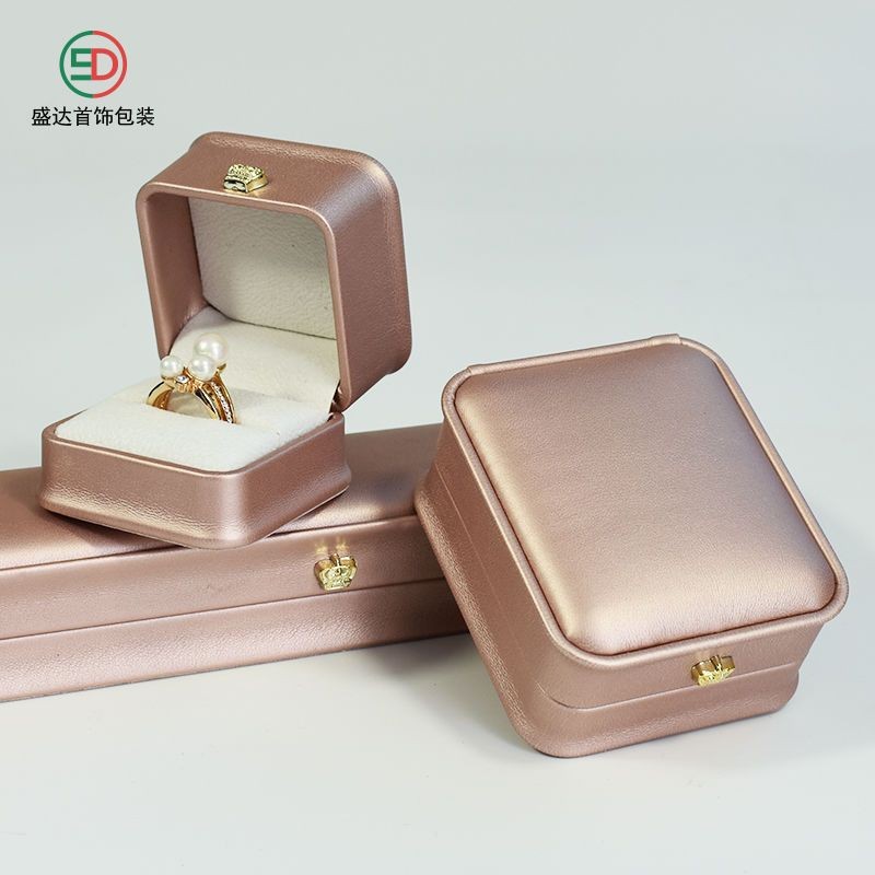 高档皇冠收腰首饰盒PU皮珠宝戒指项链盒吊坠手镯盒手链珠宝包装盒High-grade crown waist jewelry box PU leather jewelry ring20250831