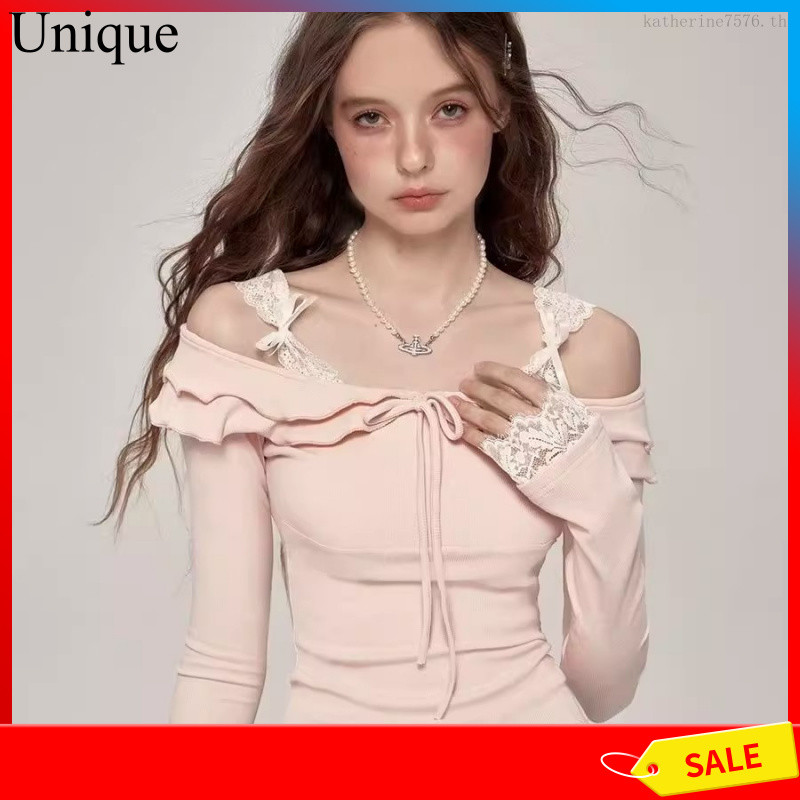 เสื้อยืดแขนยาวเย็บลูกไม้เข้ารูปสไตล์สาวฮอตหวานใหม่ฤดูใบไม้ผลิและฤดูใบไม้ร่วงเสื้อผู้หญิงอินเทรนด์ไหล่เดียวสีชมพู