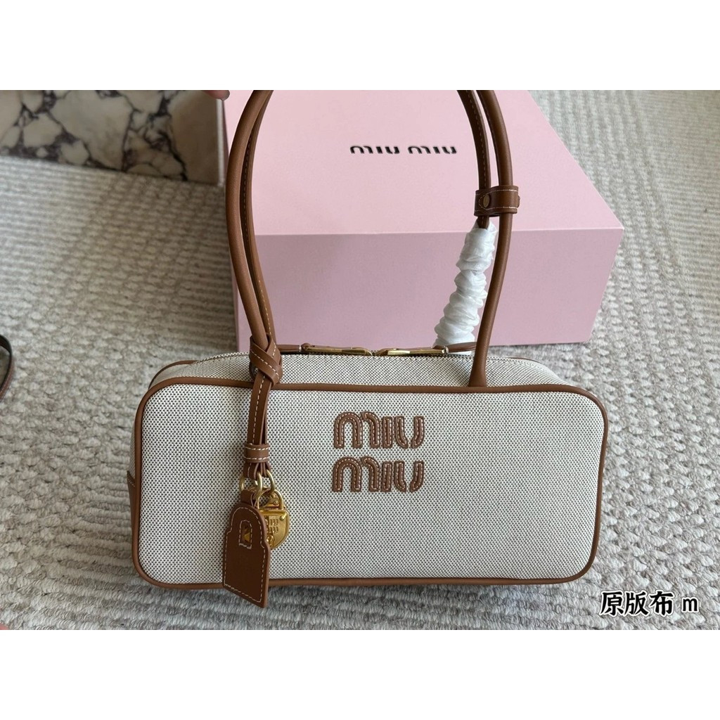 Miumiu Miumiu กระเป๋าเอกสารผ้าใบสไตล์ใหม่กระเป๋าโบว์ลิ่ง YNXB