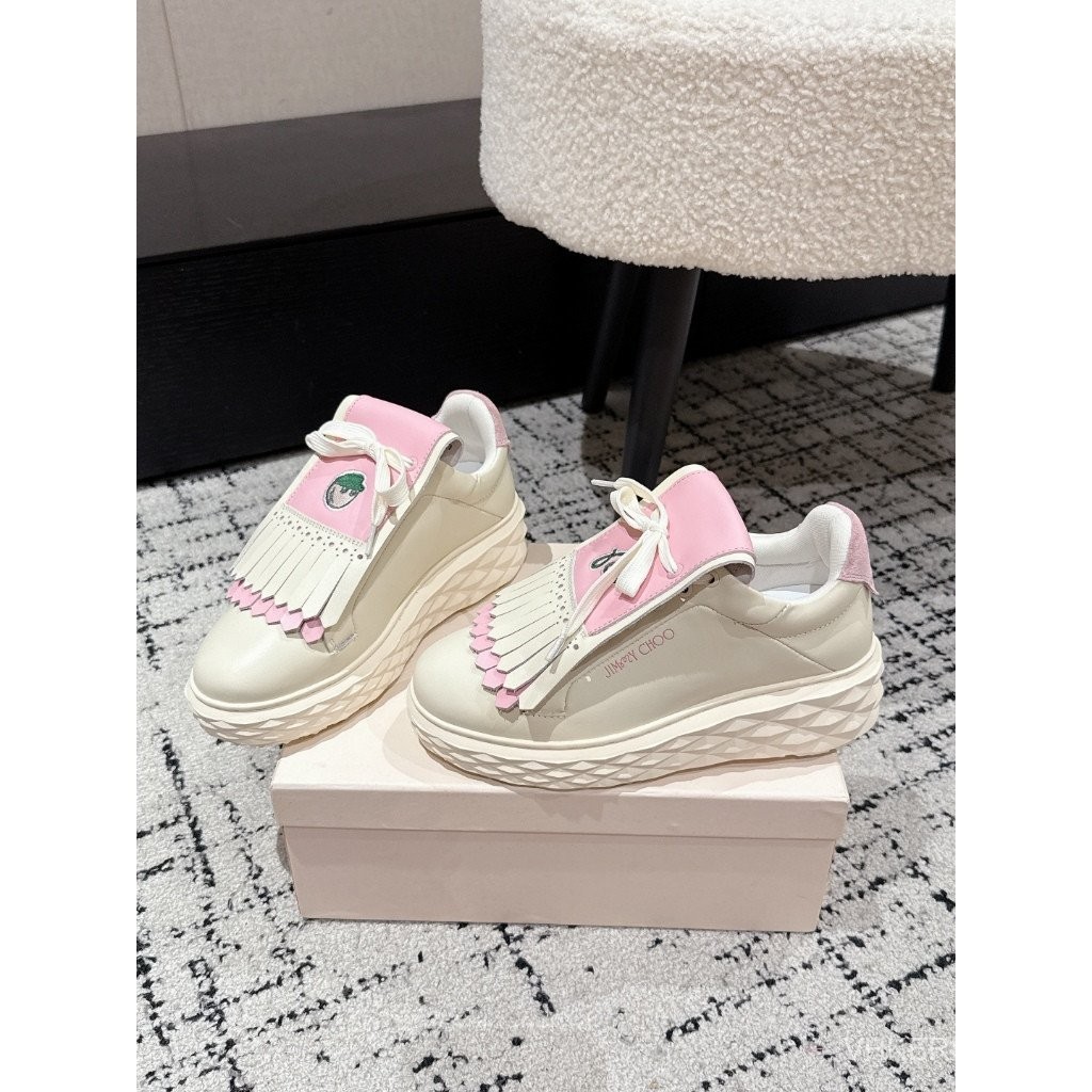 JIMMY CHOO รองเท้าผ้าใบพื้นหนา สไตล์หัวตุ่ม TASSEL ใหม่สำหรับฤดูใบไม้ผลิปี 2025