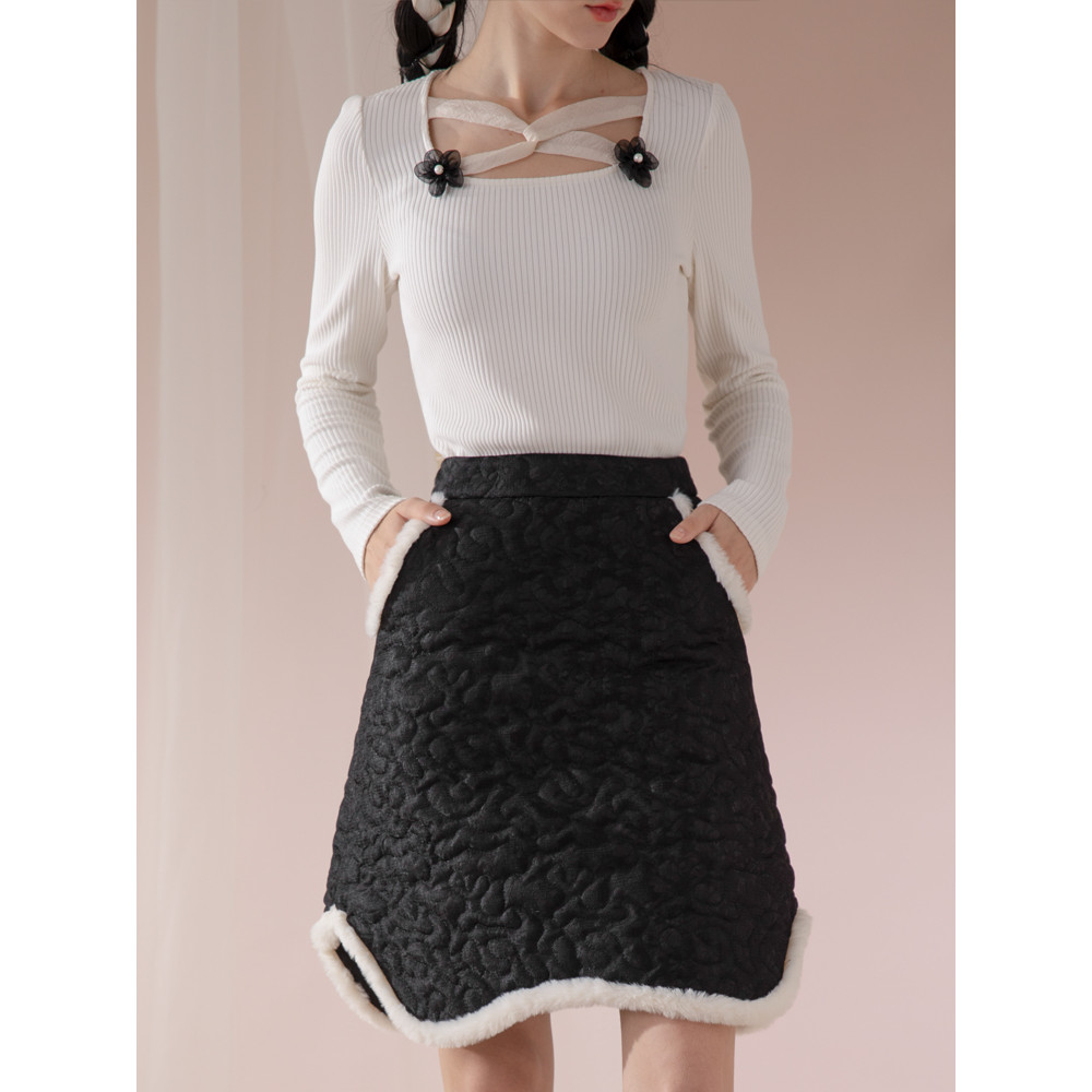 Tail Iris แลคโตส studio Original Neckline Cross Contrast Color Flower เสื้อยืดสีขาว Sweet Cool Girl 