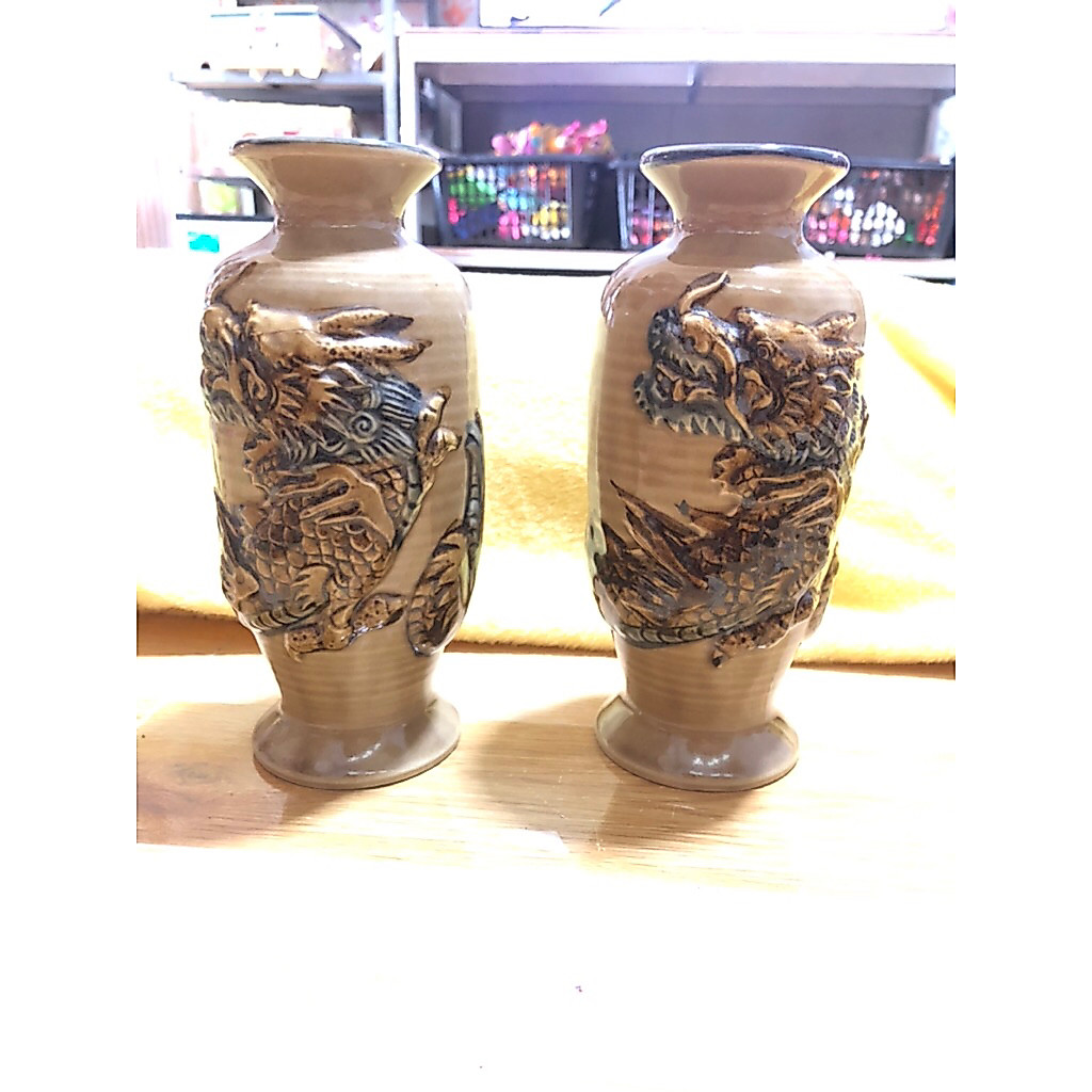 แจกันคู่ลายมังกรนูน ราคาต่อ1ชิ้น สูง18cm. ผลิตในอาณาจักรริวกิวในอดีต ซึ่งเคยตั้งอยู่บนหมู่เกาะริวกิวทางตอนใต้ของญี่ปุ่น