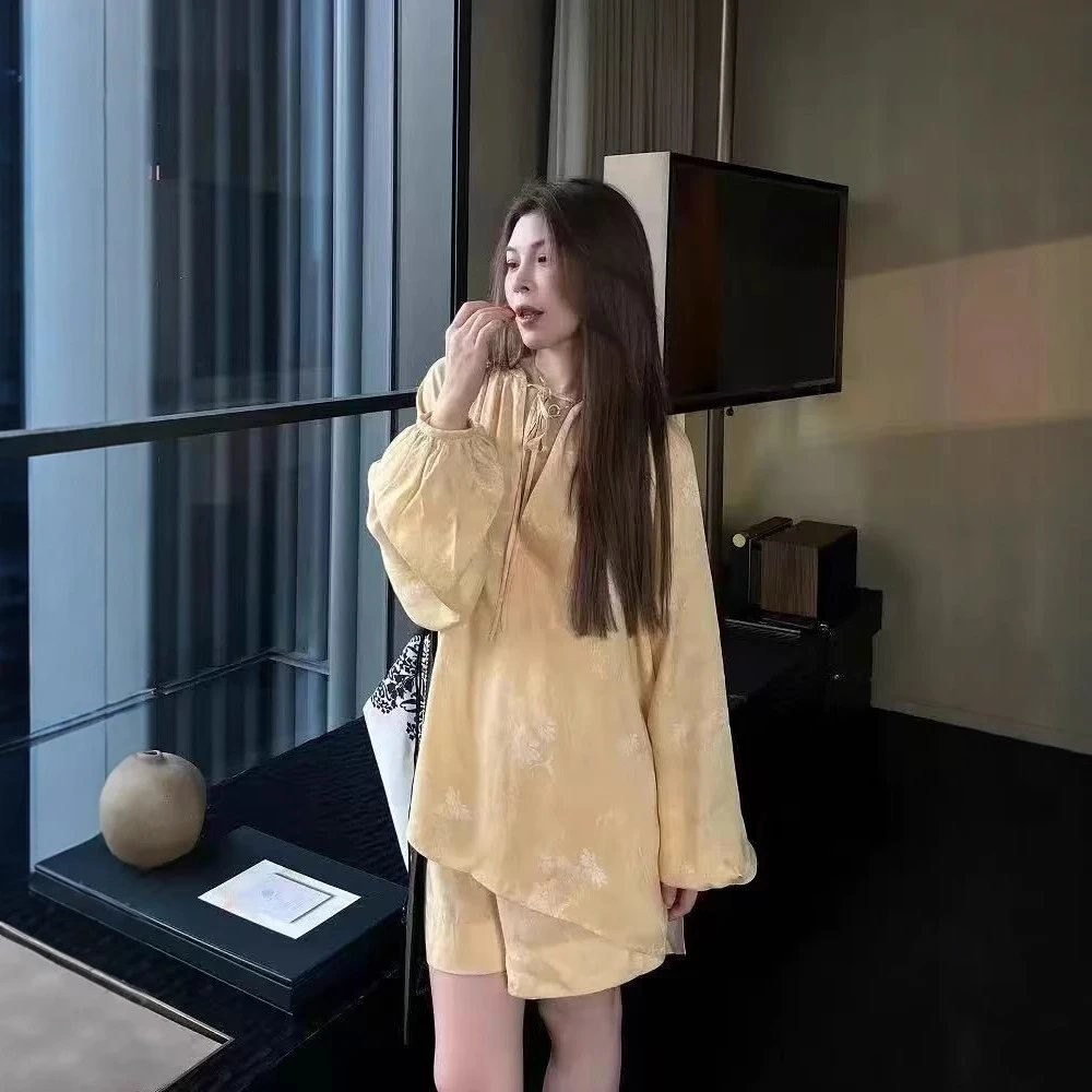 French Niche All-Match Top สีเหลืองพิมพ์ Lace-Up Bloom Sleeve หลวม พร้อมกางเกงขาสั้นเอวสูงสำหรับผู้ห