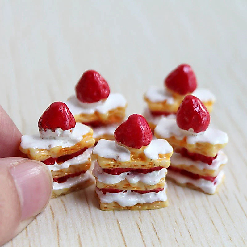10 ชิ้นเรซิ่นสตรอเบอร์รี่เค้กอาหารปลอม Cabochons อุปกรณ์เสริมขนาดเล็กเรซิ่น Diy Mini สมุดภาพหัตถกรรมวัสดุ Flatback Charms