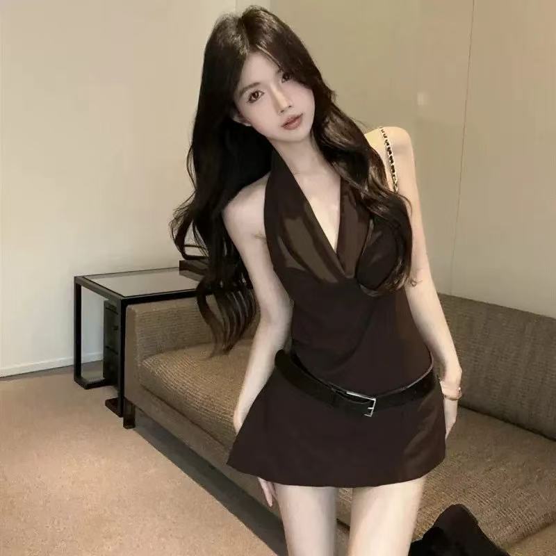 [พร้อมเข็มขัด] ทอด ถนน สาวร้อนสูทหญิง 2026 ฤดูร้อนสไตล์ใหม่เซ็กซี่คอวีเชือกแขวนคอกลับจีบไม่สม่ําเสมอด้านบน