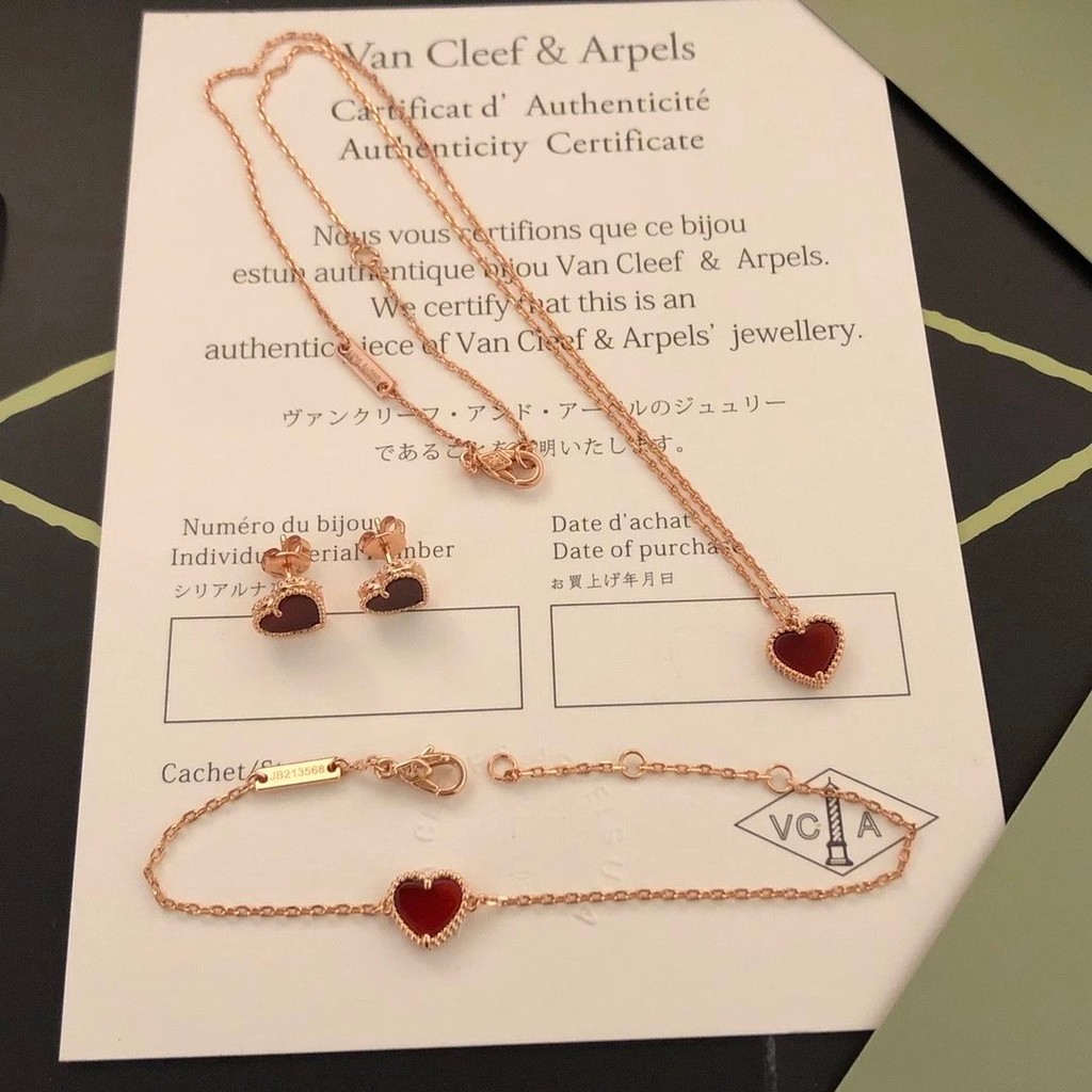 สร้อยคอหัวใจสีแดงขนาดเล็กจาก Van Cleef & Arpels สไตล์ใหม่สำหรับสุภาพสตรี