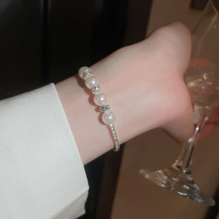 สร้อยข้อมือเพชรและมุกหลายชั้น ออกแบบในสไตล์ฝรั่งเศสแบบย้อนยุค สำหรับสวมใส่อเนกประสงค์ พร้อมความหรูหราในระดับไฮเอนด์