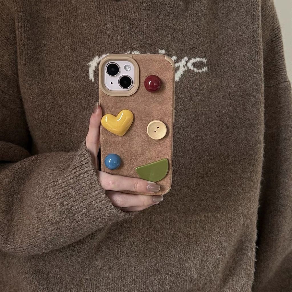 Ins Niche Love Heart Button Apple 16 เคสโทรศัพท์ iPhone14promax ฤดูใบไม้ร่วงฤดูหนาว 15/12/1311 FG2M