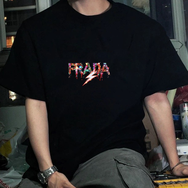เสื้อยืดผู้ชาย Prada สีสันสดใส กับลวดลายข้อความ PRADA