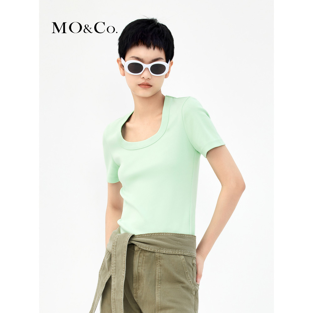 MOCO เสื้อยืดฤดูร้อนใหม่ U-คอแขนสั้น ออกแบบโลโก้แสตมป์ยาง สไตล์เรียบหรูSlim-fit MBB2TEET25