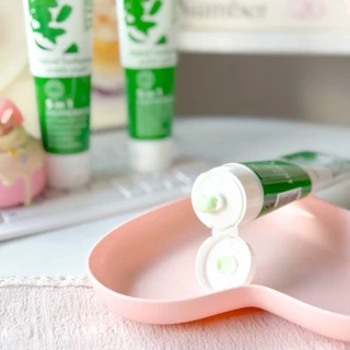 ( 1 แถม 1 ) D.Dent ยาสีฟันดีเด้นท์ ยาสีฟันสมุนไพร9ชนิด มีฟลูออไรด์ ขนาด 100 g. (ตัวเลือก​รวมของแถมแล้ว)