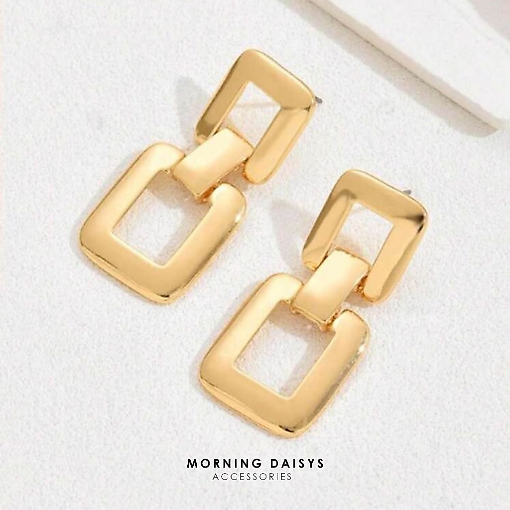 MORNING DAISYS  ต่างหูแบบเสียบโลหะเคลือบสีทอง ทรงโซ่สี่เหลี่ยม