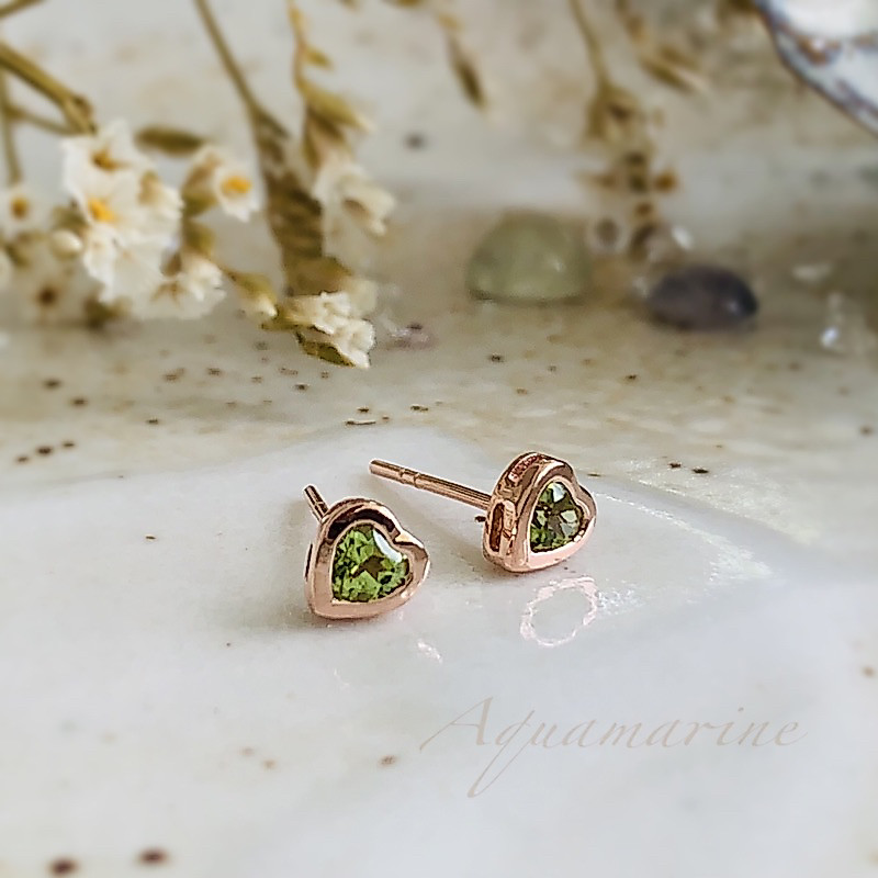 ต่างหูสตั๊ด พลอยเพริดอต 4 mm. ดีไซน์หัวใจฝังหุ้ม