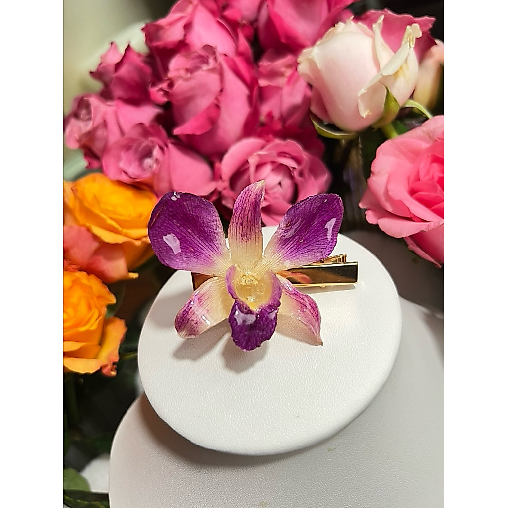 กิ๊ฟติดผมดอกกล้วยไม้สีม่วงทำจากดอกกล้วยไม้จริงอบแห้งเคลือบเรซิ่น
