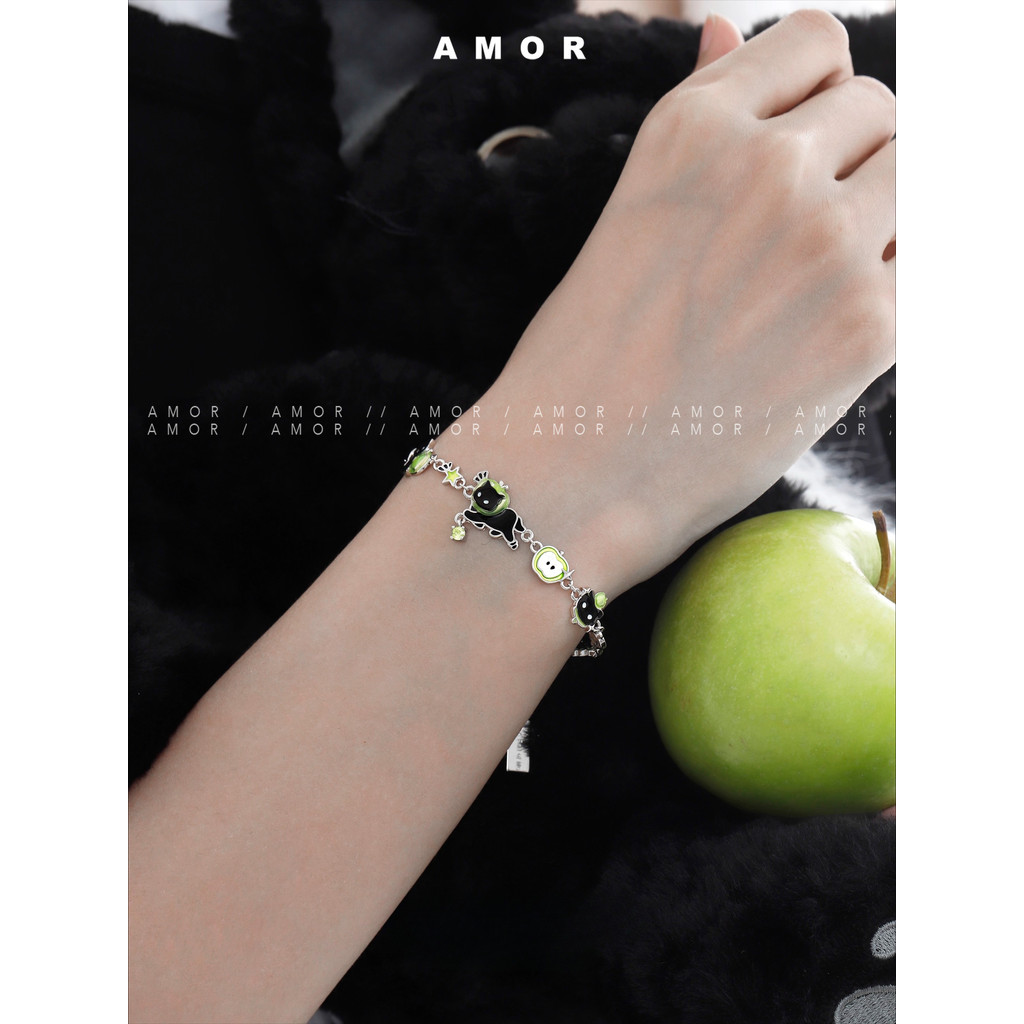 สร้อยข้อมือลายแมวดำและผลแอปเปิ้ลสีเขียว - สไตล์ใหม่ มีความหวานแต่ยังดูลึกลับ