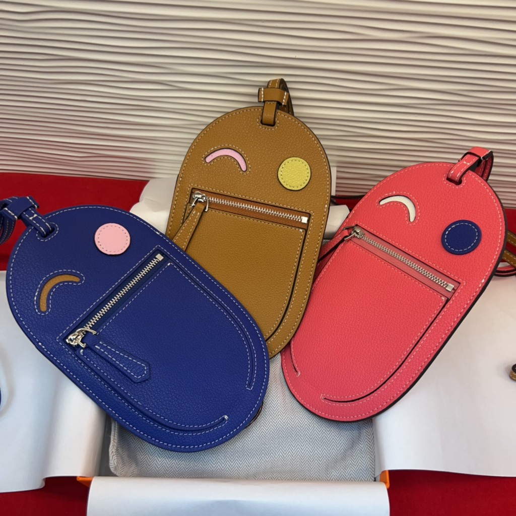 【ก่อนสั่งสอบถาม】ราคา4100 HHH กระเป๋าใส่มือถือคล้องคอผู้หญิง หนังวัว ลายหน้าน้องตุ๊กตา