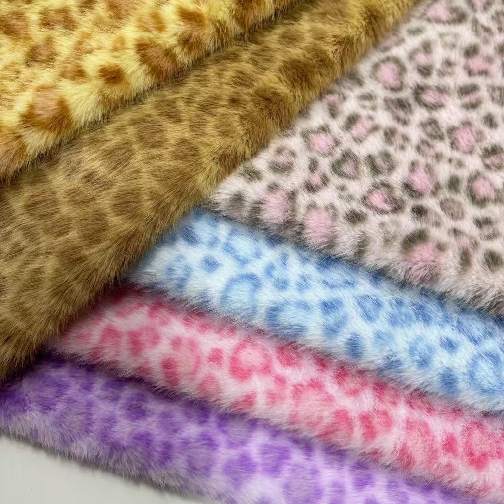 ตุ๊กตาและหมอนจากผ้าขนโกลเด้นมิงค์เสือดาวพิมพ์ เหมาะสำหรับฤดูใบไม้ร่วงและฤดูหนาว